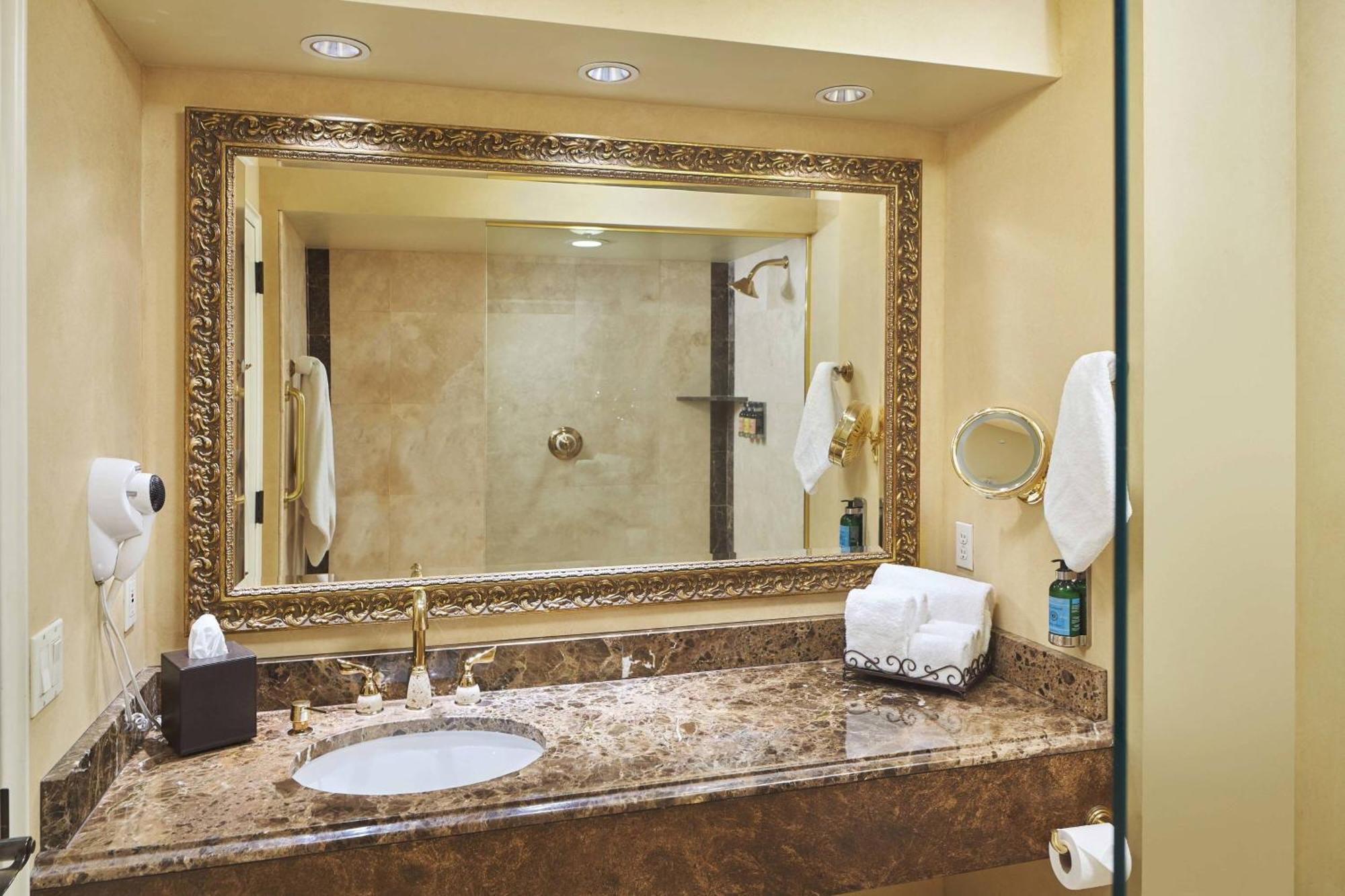 Deluxe Queen Room with Two Queen Beds
